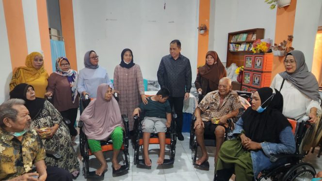 
					Irham Buana Nasution Serahkan Bantuan Kursi Roda untuk Lansia dan Kelompok Disabilitas