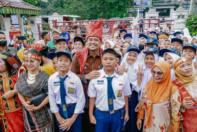 
					Kenakan Pakaian Adat Karo, Bobby Nasution Inspektur Upacara Hari Pendidikan Nasional