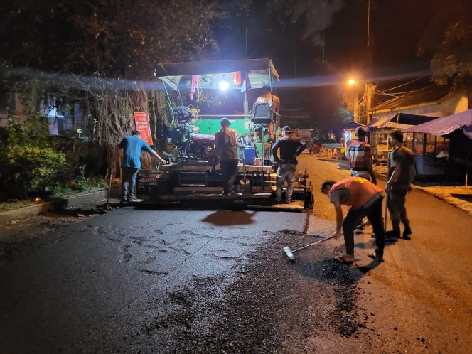 
					Dinas SDABMBK Aspal Jalan Bunga Turi