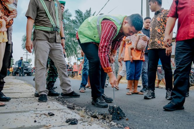 
					Temukan Pengaspalan Jalan Bunga Rampai III Dilakukan Asal-asalan, Bobby Nasution Minta Dikorek & Diaspal Ulang