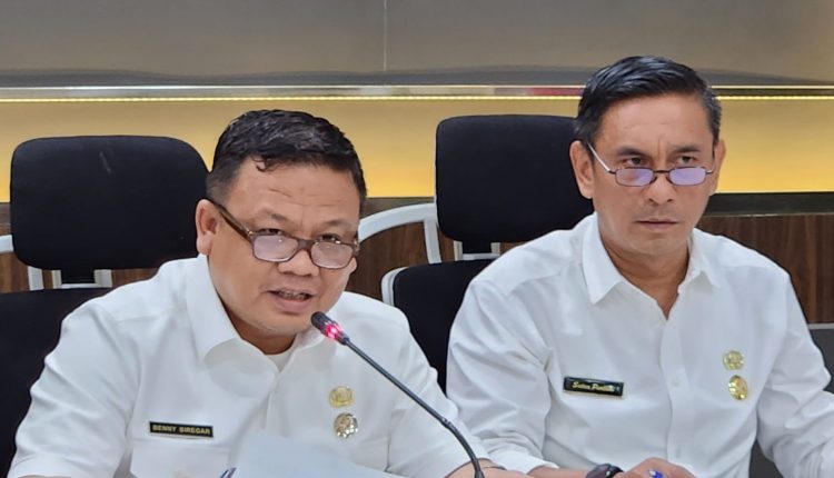 Kepala Bapenda Kota Medan Benny Sinomba Siregar SE didampingi Kepala Bidang BPHTB dan PBB, Sutan Partahi, SH MM saat memberikan keterangan kepada wartawan, Rabu (5/7/2023).