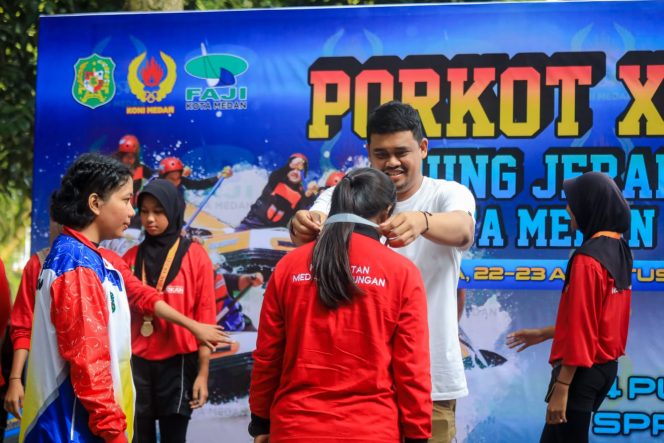 
					Porkot XIII, Bobby Nasution berikan Beasiswa untuk 2 Atlet Arung Jeram Peraih Medali Emas