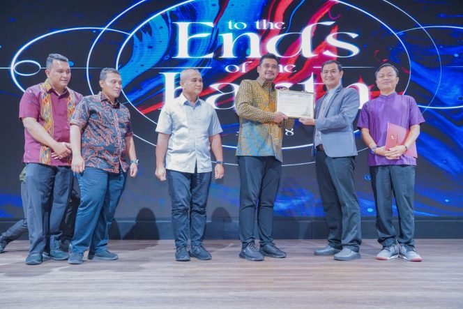 
					Jemaat GKDI Bersukacita, Bobby Nasution Serahkan Izin Ibadah di Adora Convention