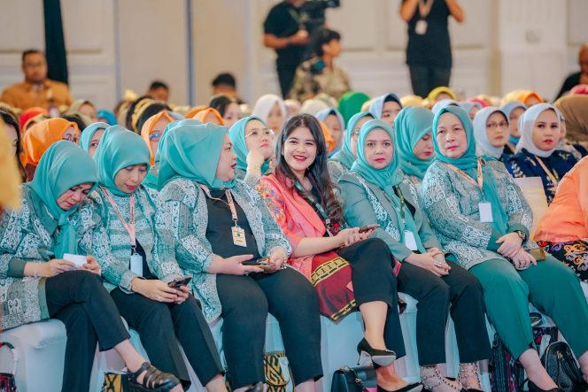 
					Ny Kahiyang Ayu Ikuti Seminar Nasional DWP Peran Strategis Perempuan dalam Pembangunan Berkelanjutan