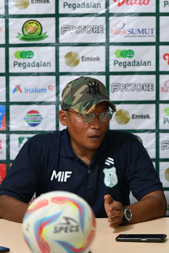 
					Coach Miftah Hadir Saat PSMS Lawan PSPS Walau Sedang Kursus Kepelatihan