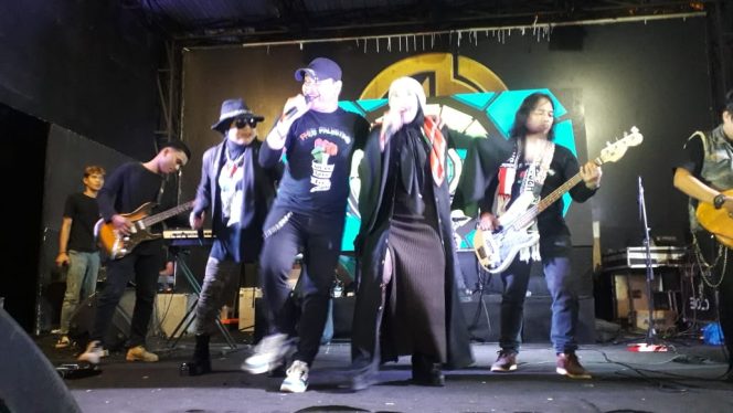 
					Salah satu penampilan band yang ikut mendukung event konser musik amal untuk Palestina.