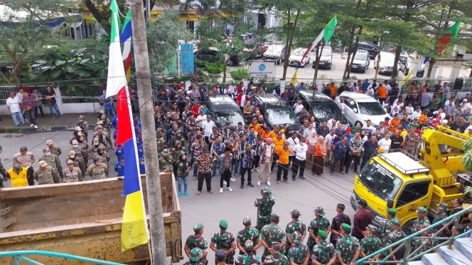 
					Karya Bakti TNI, Pemko Medan dan Kodim 0201/Medan Kolaborasi Bersihkan Pasar Petisah