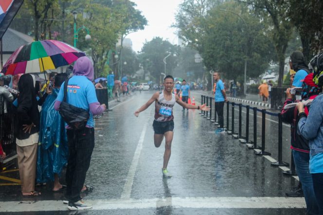 
					Ribuan Peserta Medan Run 2023 Tetap Semangat Meskipun Hujan