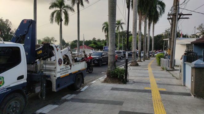 
					Parkir di Kawasan Terlarang, Dishub Medan Tertibkan Kendaraan Roda 4 di Jalan Sudirman