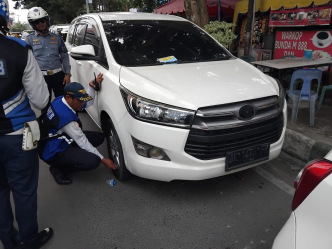 
					Parkir Sembarangan, Puluhan Mobil di Medan Digembosi