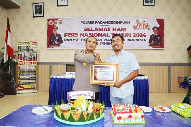 
					Dukung Penuh Tugas Jurnalistik, SMSI Padangsidimpuan Anugerahi AKBP Dudung Penghargaan