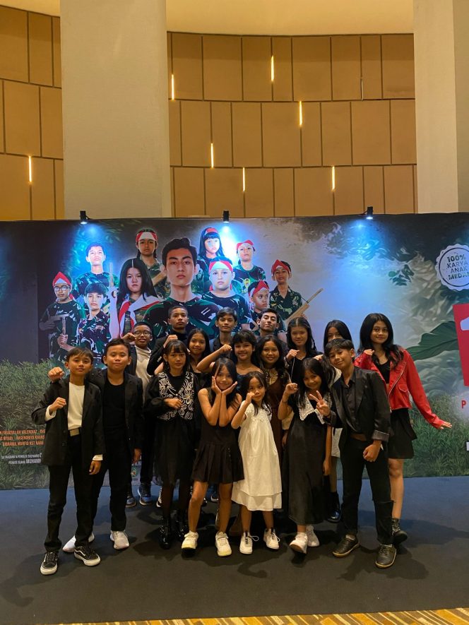 
					Launching Film 1 CM di Medan, Mak Beti Puji Pemeran: Kalian Hebat!