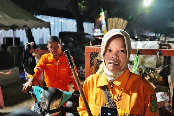 
					Ditengah Kemeriahan Malam Takbiran, Ada Petugas Kebersihan Yang Selalu Siaga Membersihkan Sampah