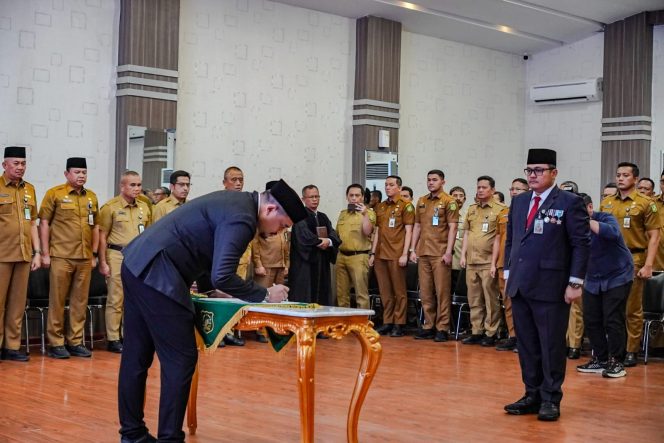 
					Lantik Topan OP Ginting Jadi Pj Sekda, Bobby Nasution: Fokus Kerja, Selesaikan Target, Ciptakan Lingkungan Kondusif