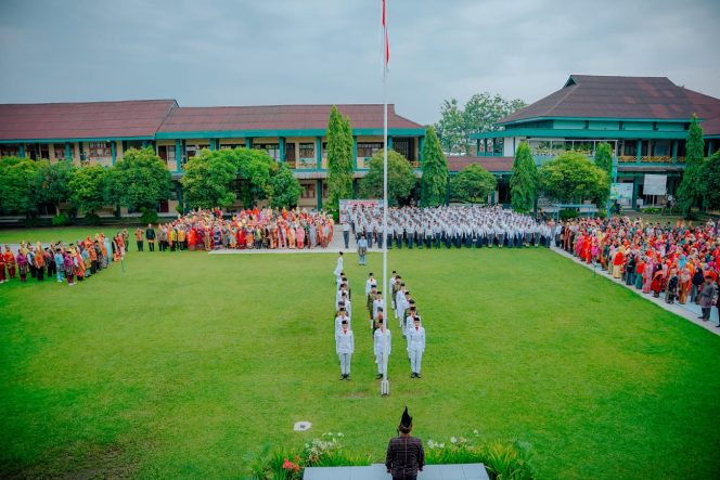 
					Dipimpin Plh Sekda Medan, Peserta Upacara Hardiknas Kenakan Pakaian Adat Simbolkan Keberagaman