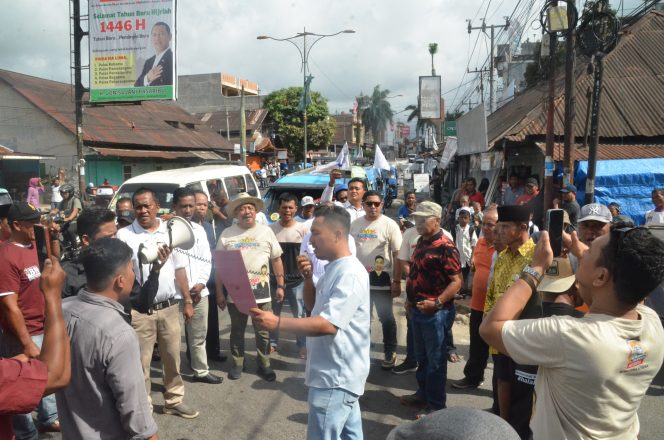 
					Mantap BN Deklarasi bersama Ratusan Parbetor Dan Angkot Pawai Keliling Kota