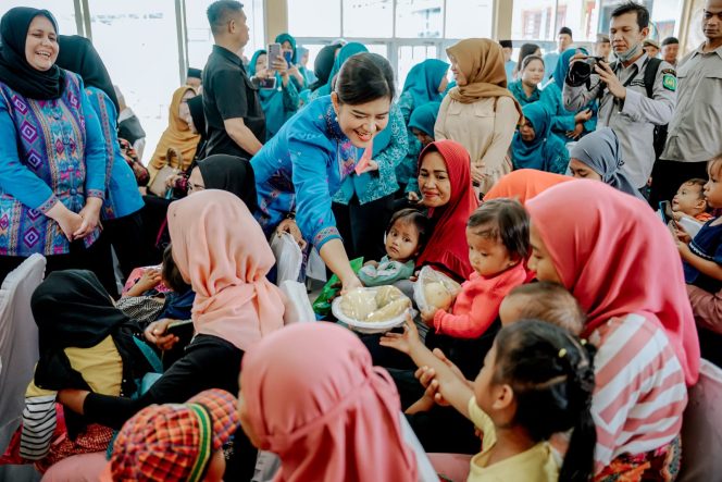 
					Atasi Stunting di Medan Marelan, Kahiyang Ayu Beri Makanan Tambahan 34 Anak Stunting