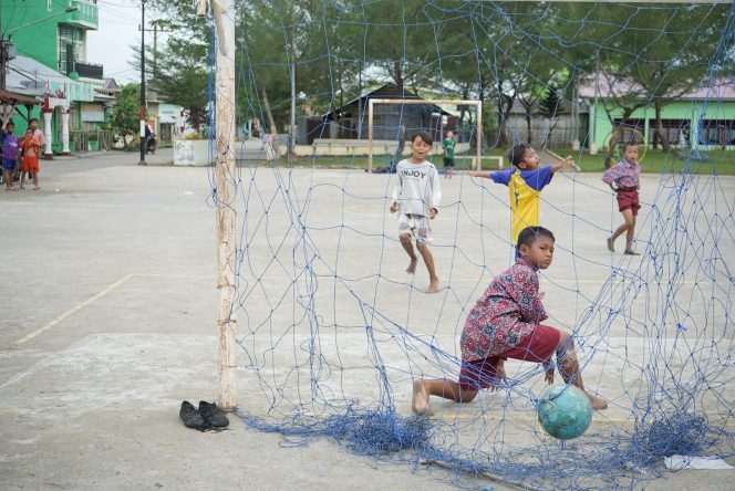 
					Bobby Nasution Bangun Lapangan Sepak Bola untuk Anak-anak Belawan Sicanang