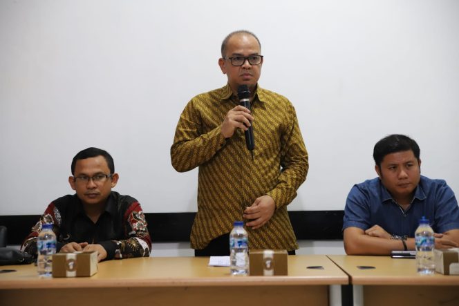 
					Ketua KPU Sumut, Agus Arifin saat melaksanakan penandatanganan kerja sama jaminan keterbukaan informasi publik bersama Komisi Informasi Provinsi (KIP) Sumut di kantor KPU Sumut, Rabu (14/8).