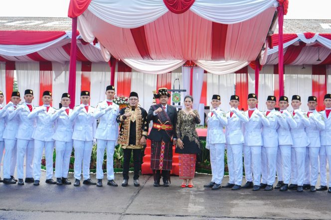 
					Bobby Nasution & Kahiyang Ayu Kompak Berbusana Adat Mandailing di Upacara Pengibaran Bendera