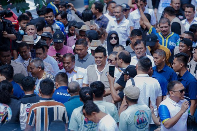 
					Ratusan masyarakat Berastagi menyambut kehadiran Cagubsu nomor urut 1 Bobby Nasution saat berkunjung di kedai kopi Sudi Mampir, Sabtu (12/10/2024) pagi. (ist)