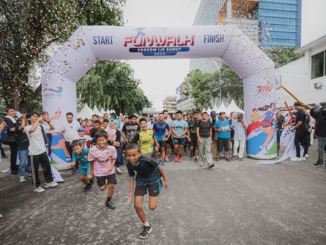 
					OJK dan Forkom IJK Sumut Gelar Fun Walk