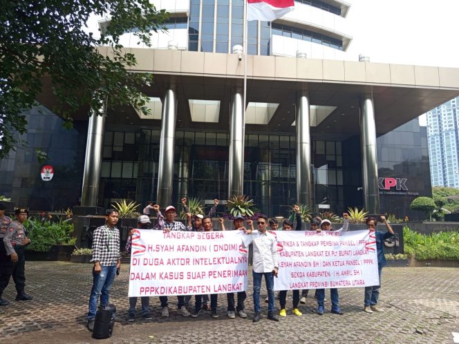 
					Aktivis Mahasiswa Aksi Damai di Gedung KPK, Minta Syah Afandin Ditangkap Dugaan Kasus Seleksi Guru PPPK Langkat