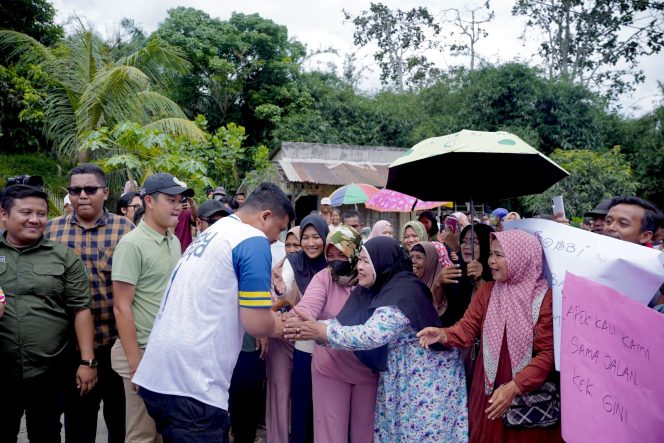 
					Dicegat Saat Melintas di Simalungun, Warga Minta Bobby Nasution Perbaiki Jalan Besar Bahapal