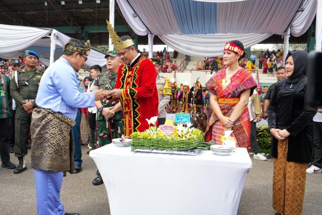 
					Peringati Hari Guru Nasional, Bobby Nasution Berbusana Adat Tradisional