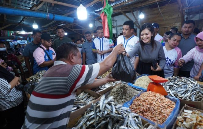 
					Gandeng Istri Kahiyang Ayu, Bobby Nasution Tinjau dan Berbelanja di Pasar Gunungsitoli