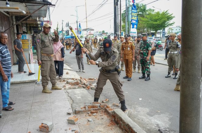 
					Menyalahi Aturan, Sejumlah Ruko Tempat Usaha di Kecamatan Medan Petisah Ditertibkan