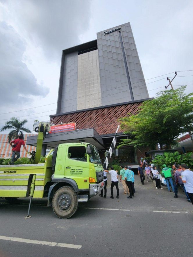 
					Tunggak Pajak Rp1,7 M, Bapenda Medan Pasangin Spanduk di Hotel Radisson