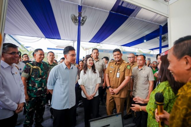 
					Wapres Gibran Rakabuming melihat job fair di Medan didampingi Bobby Nasution 