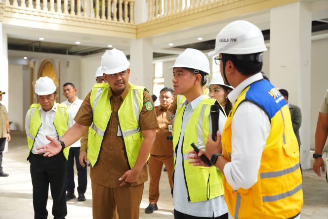 
					Wapres Gibran Rakabuming didampingi Wali Kota Medan Bobby Nasution meninjau gedung Warrenhuis yang merupakan plaza pertama di Kota Medan. 