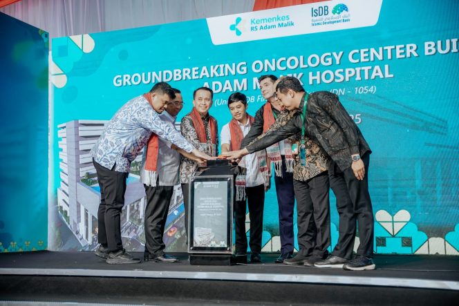 
					Bobby Nasution Dampingi Wamenkes Groundbreaking Oncology Center Building Adam Malik Hospital