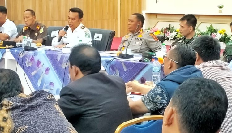 Wakil Bupati Simalungun Benny Gusman Sinaga saat memimpin rapat koordinasi antara masyarakat dengan pihak PT TPL. Foto: Dinas Kominfo Simalungun